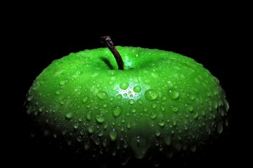 green_apples_apples_black_background_1600x1405_wallpaper_Wallpaper_800x600_www.wall321.com